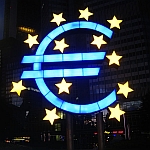Euro-Symbol vor der Europäischen Zentralbank in Frankfurt