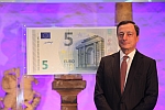 EZB-Präsident Mario Draghi präsentiert die neue 5-Euro-Note